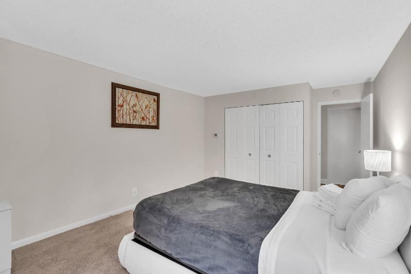 Sunset Boulevard Apartments - image 14