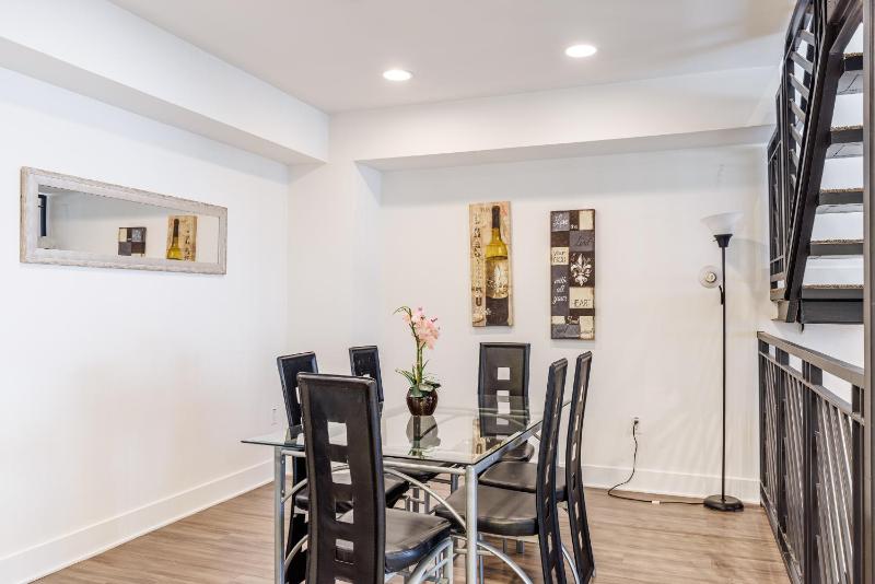 Sunset Boulevard Apartments - image 6