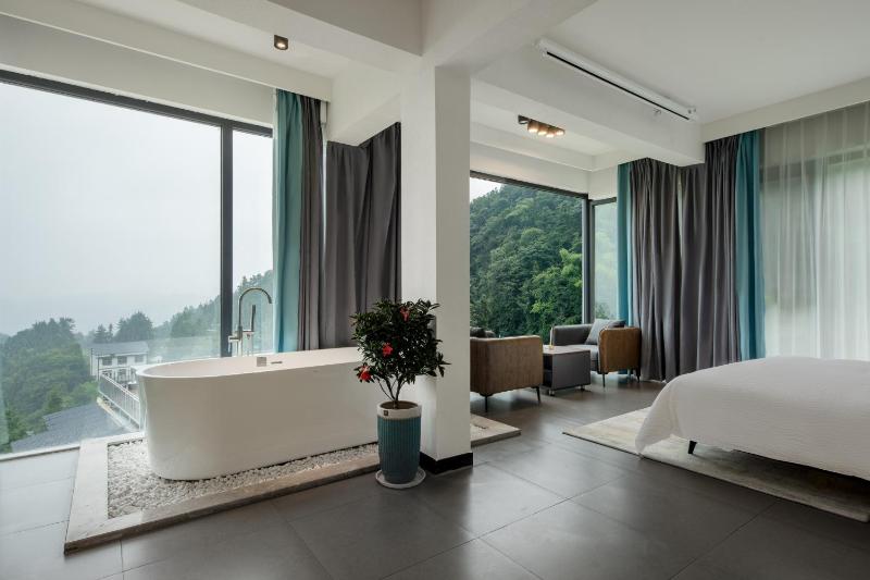 Zhangjiajie Flowers ValleyWatching Sunrise Cloud Sea enjoying an infinity pool free Chinese and Western breakfast and free shuttle service to the entrance of the National Forest Park - image 23