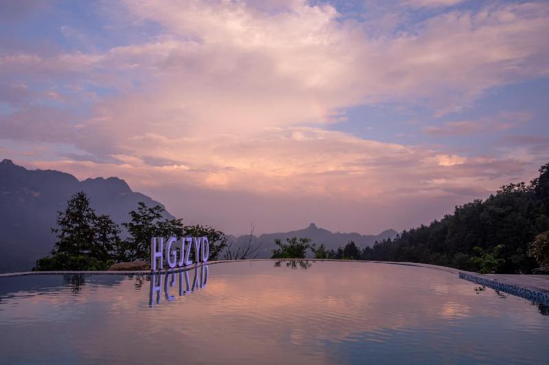 Zhangjiajie Flowers ValleyWatching Sunrise Cloud Sea enjoying an infinity pool free Chinese and Western breakfast and free shuttle service to the entrance of the National Forest Park - image 27
