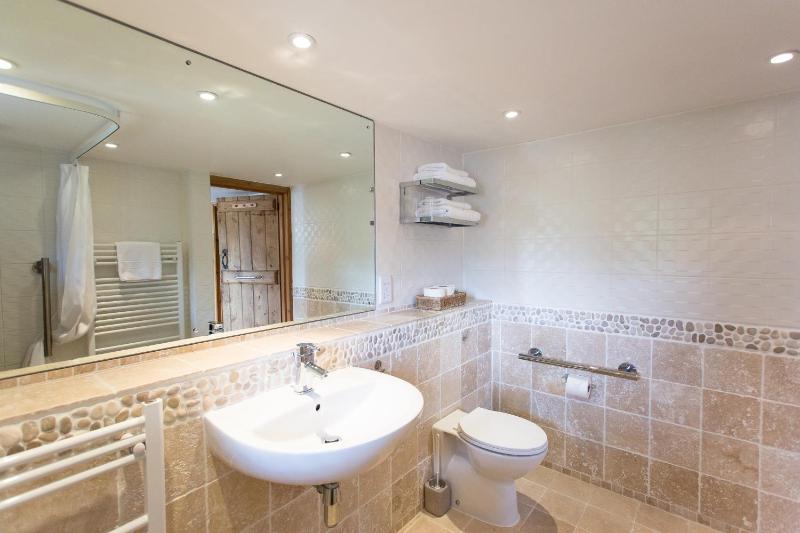 Large Double or Twin Room image 3