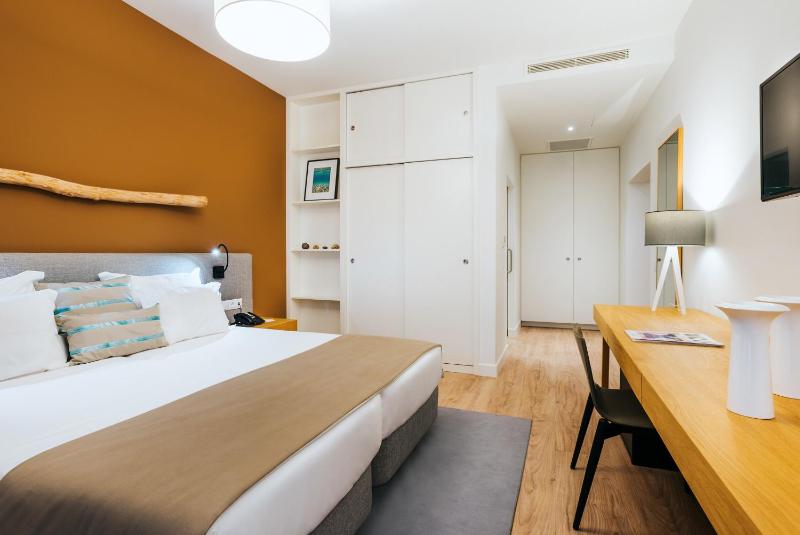 Deluxe Twin Room with Sea View image 2