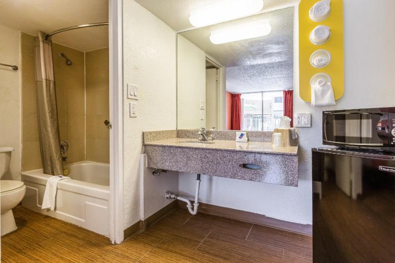 Deluxe King Room - Non-Smoking image 3