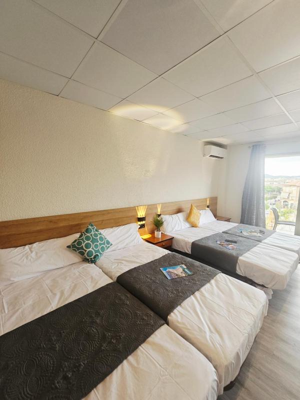 Deluxe Family Suite image 3
