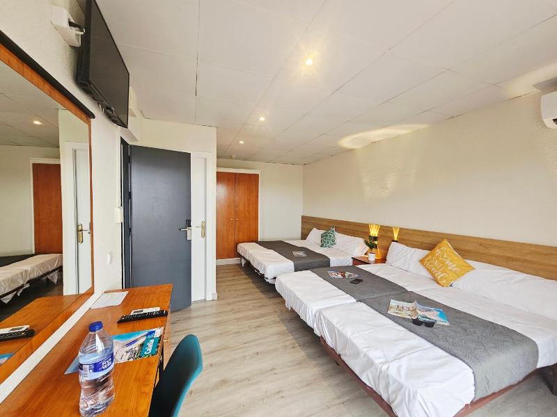 Deluxe Family Suite image 4