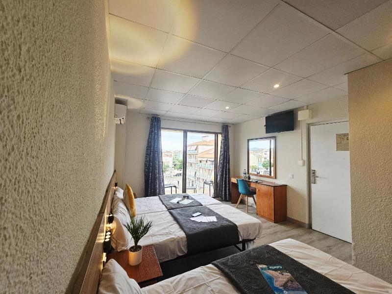 Triple Room with Private Bathroom image 3