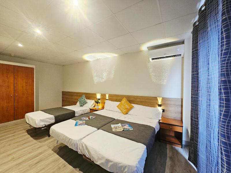 Triple Room with Private Bathroom image 4