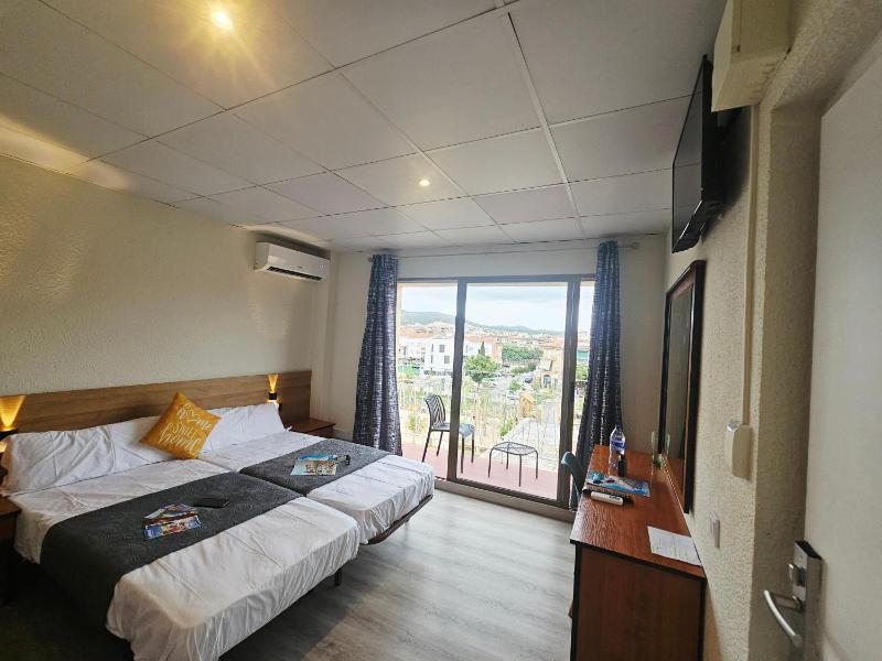 Deluxe Double Room with Bath image 4