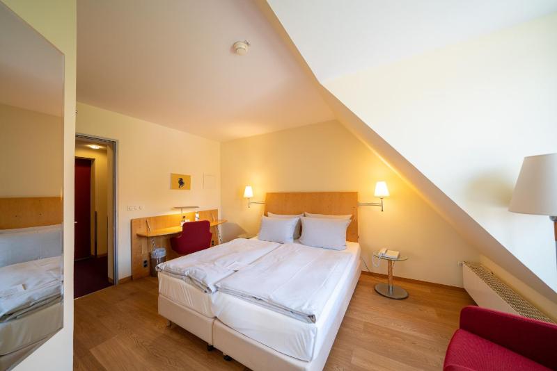Double Room image 3