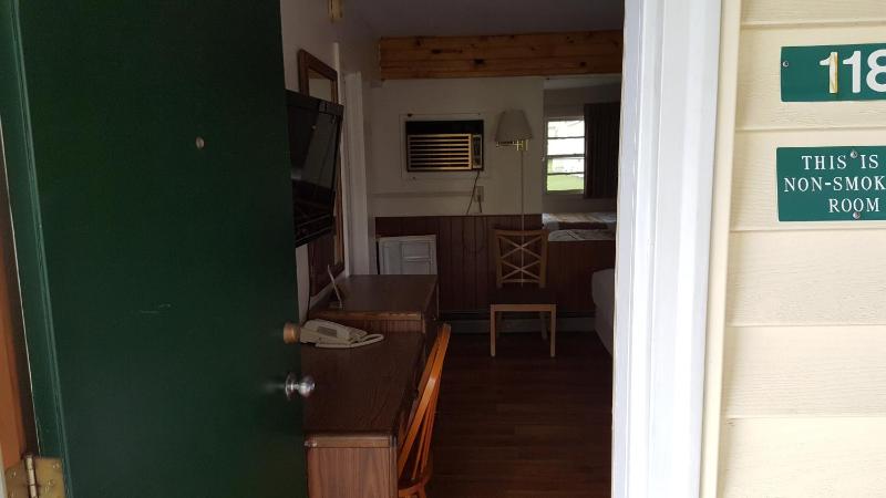 Basic Triple Room with Shared Bathroom image 4