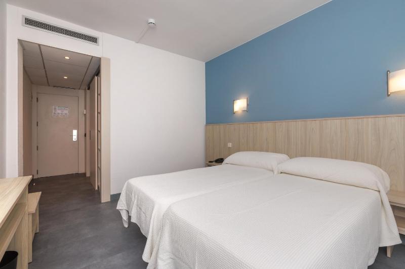 Standard room 4* (2 adults + 2 children) image 3