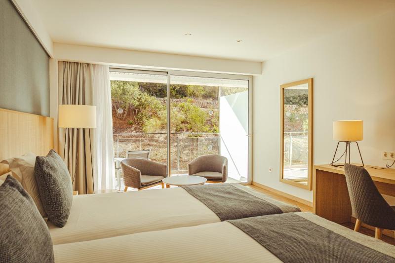 Double Room with Balcony image 3