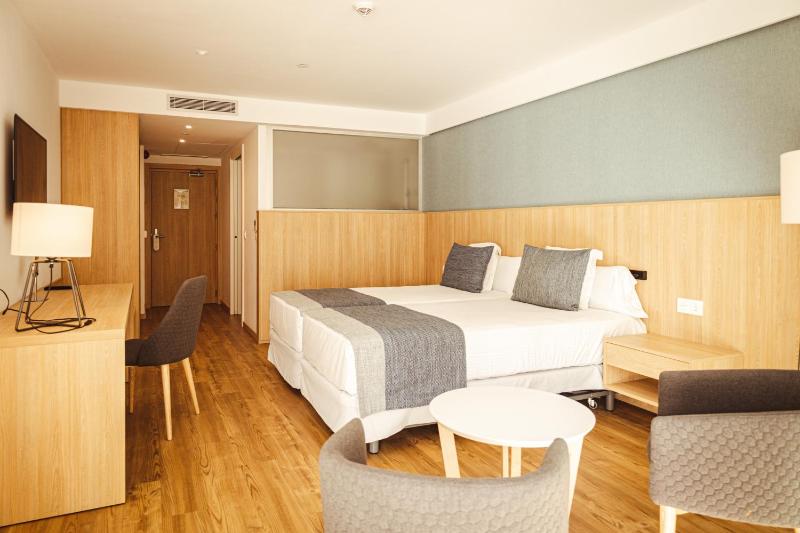 Double Room with Balcony Pool View image 1