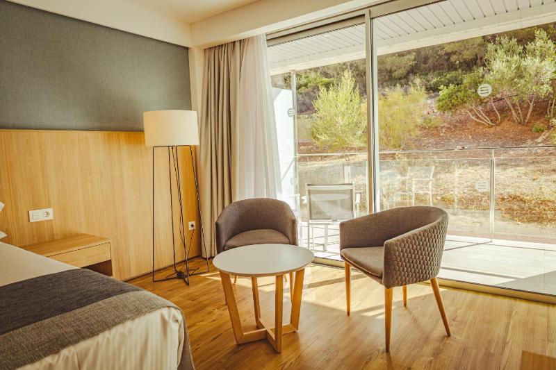 Double Room with Balcony image 4