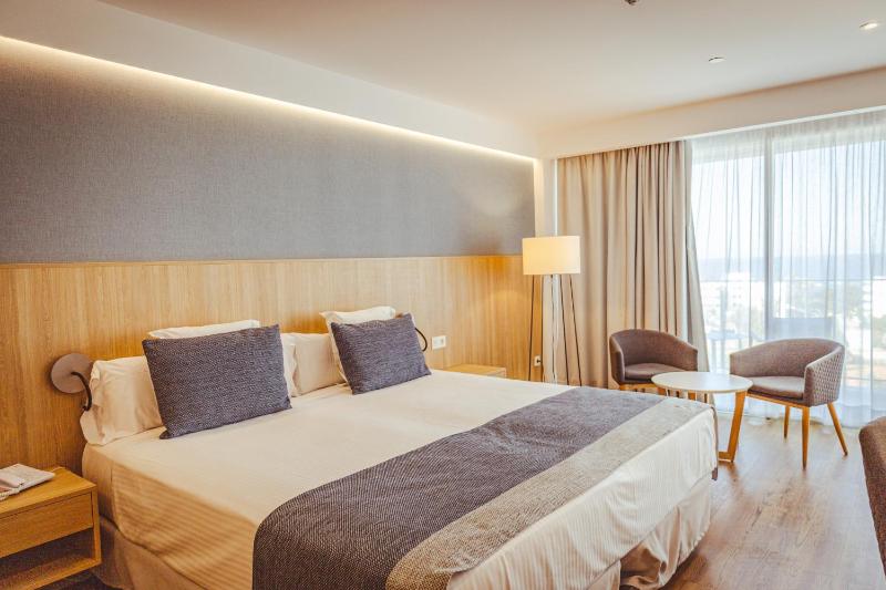 Double Room with Balcony Pool View image 3