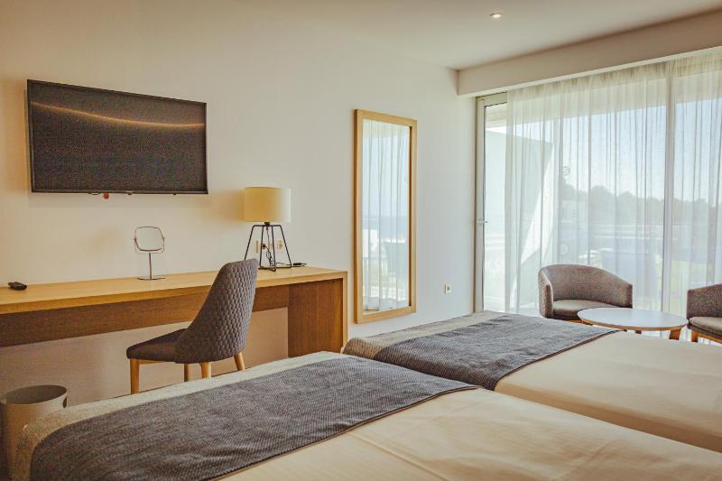 Double Room with Balcony Pool View image 4