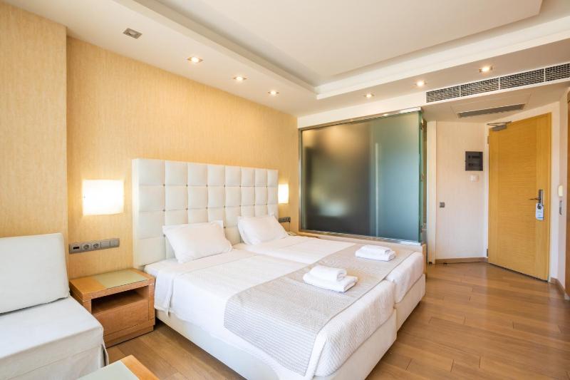 Standard Room with Side Sea View image 3