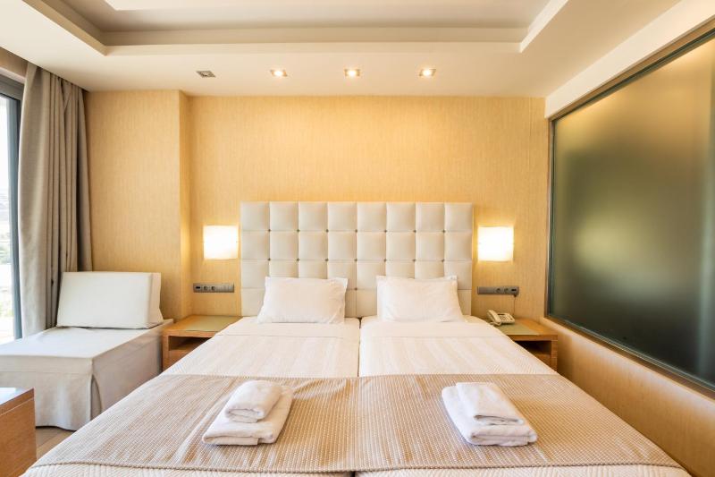 Standard Room with Side Sea View image 1