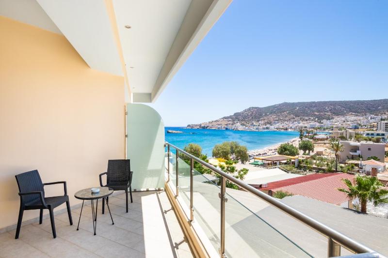 Standard Room with Side Sea View image 4