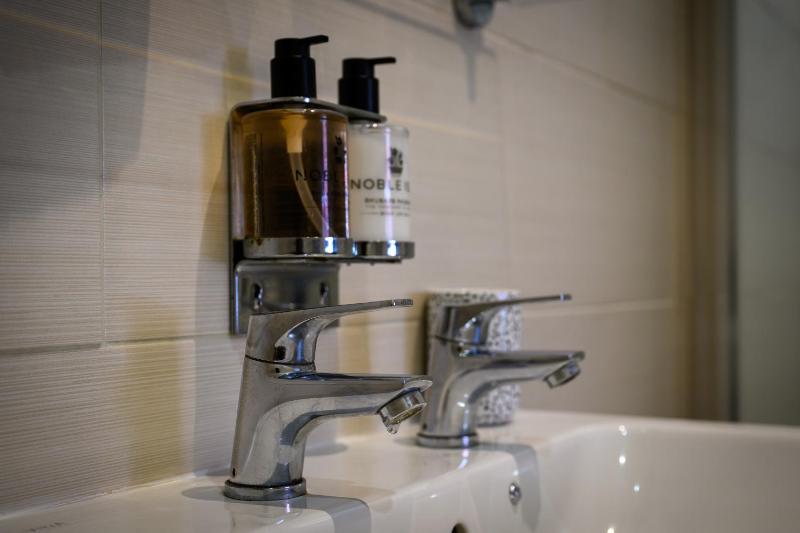 Single Room with Shower image 4