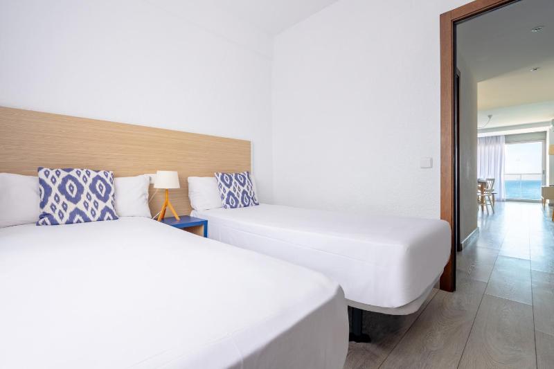 Two-Bedroom Apartment with sea view (2-4) image 2