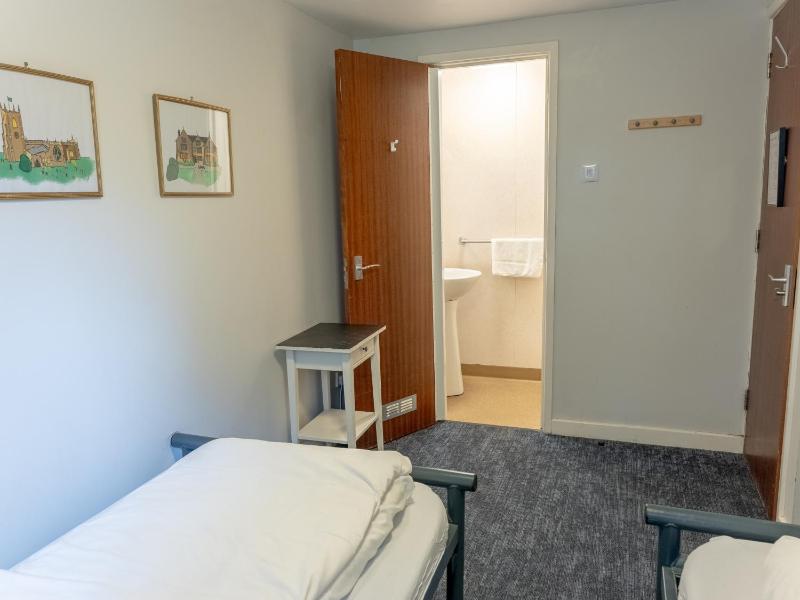 Twin Room with Shared Bathroom image 4