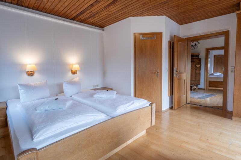 Standard Double Room image 3