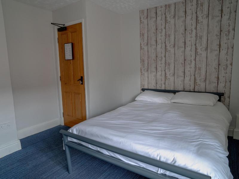 Double Room with Shared Bathroom image 2