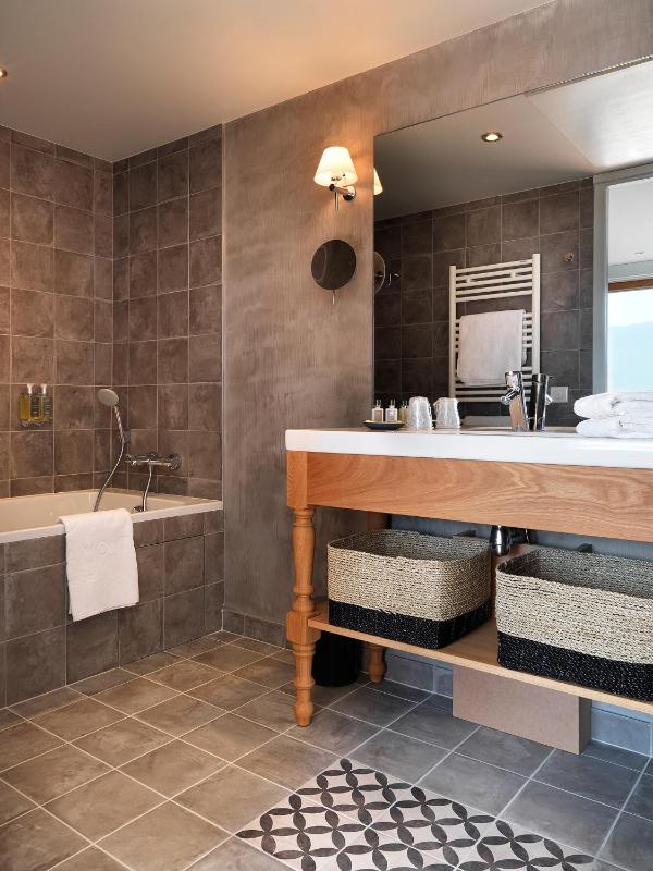 Junior Suite with Lake View with free spa access image 3