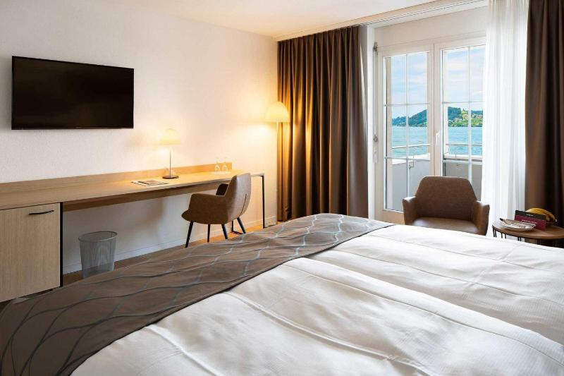 Double Room with Balcony and Lake View image 4