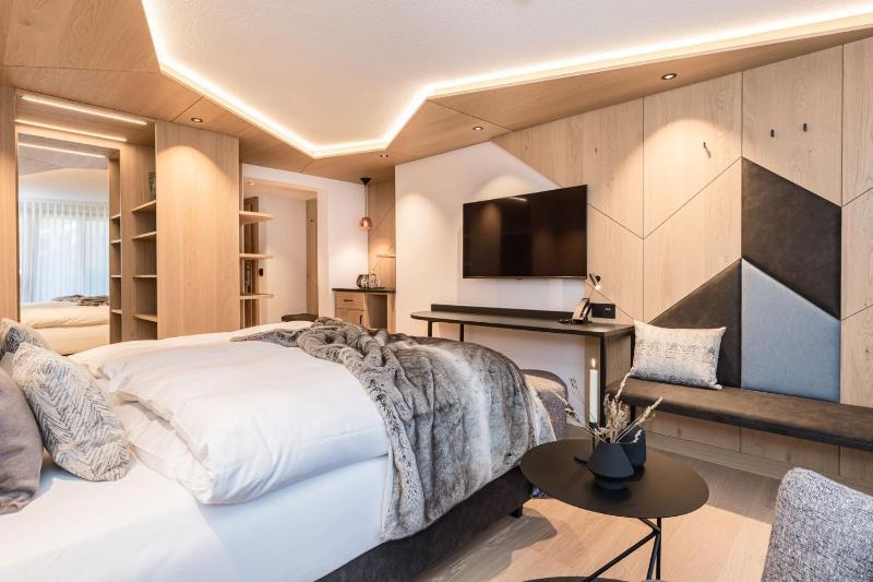 Deluxe Double Room with Matterhorn View image 1