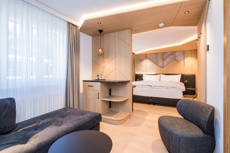 Deluxe Double Room with Balcony image 1