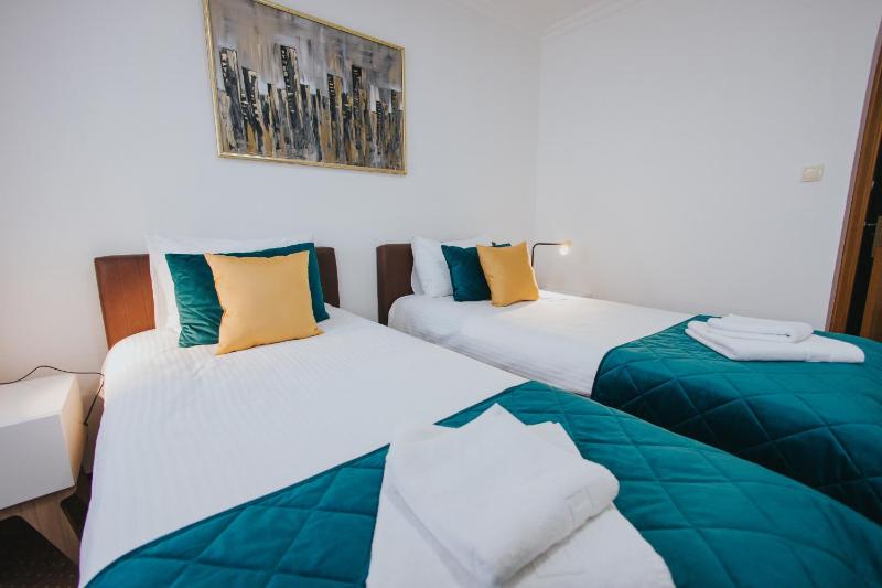 Twin Room image 3