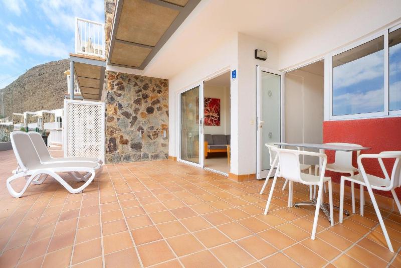 Classic One Bedroom Apartment with Terrace Pool View image 4