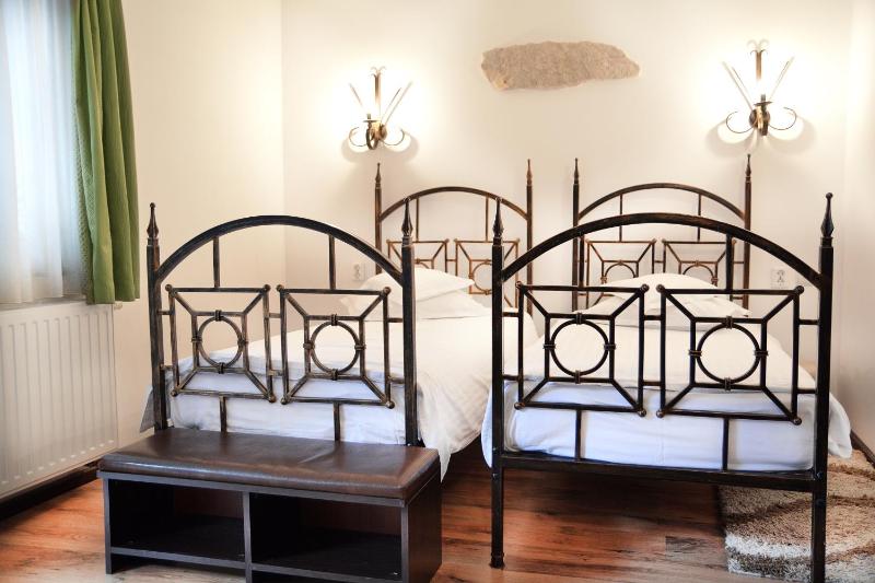 Twin Room image 4