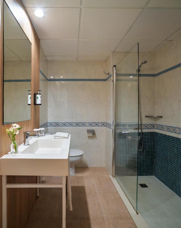 Apartment with Pool View (1 adult) image 3