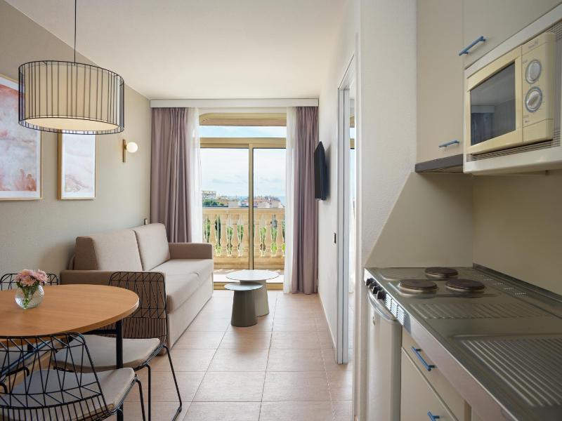 Apartment with Pool View (1 adult) image 4