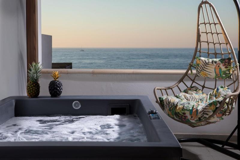 Executive Suite Sea View with Outdoor Jacuzzi image 3