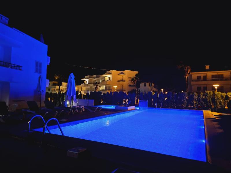 One-Bedroom Apartment with Pool View image 3