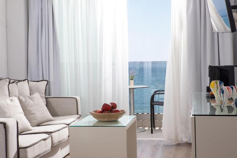 Deluxe Suite with Sea View image 1