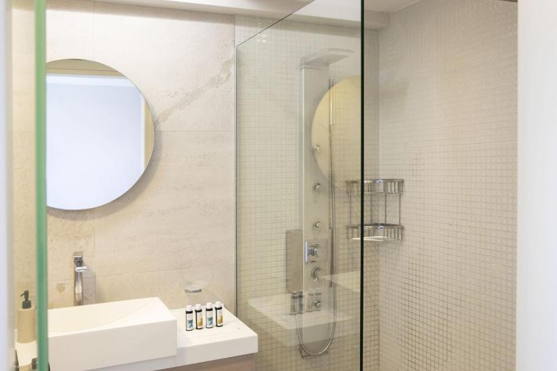 Deluxe Suite with Sea View image 2