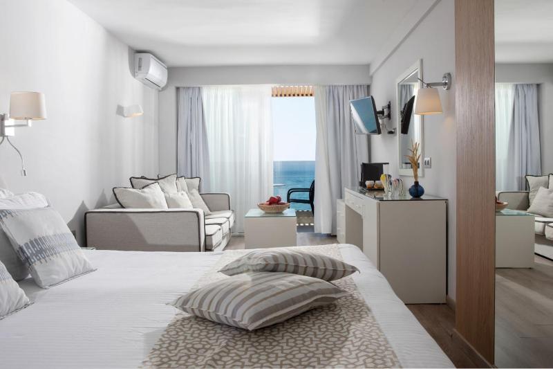 Deluxe Suite with Sea View image 3