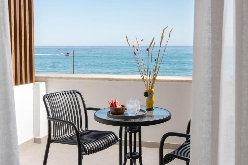 Deluxe Suite with Sea View image 4