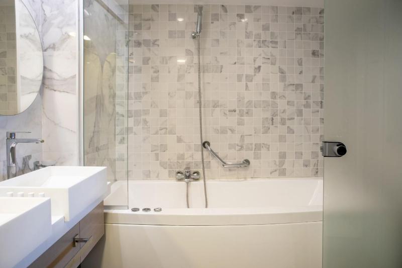 Deluxe One-Bedroom Suite with Sea View image 4