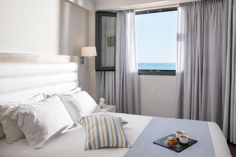 Deluxe One-Bedroom Suite with Sea View image 1