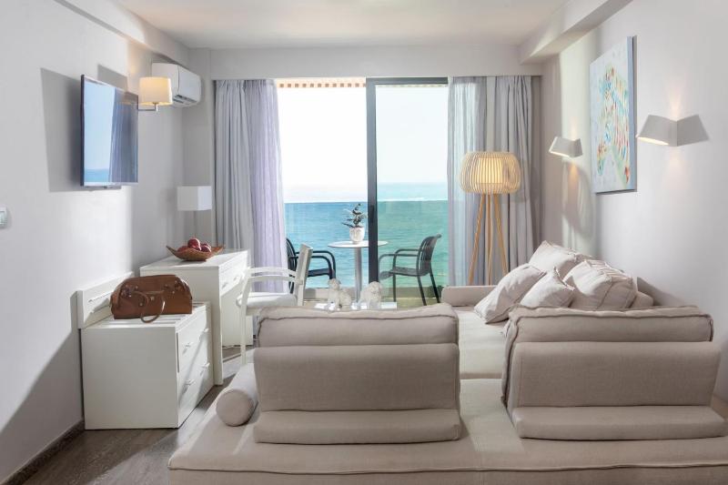 Deluxe One-Bedroom Suite with Sea View image 2