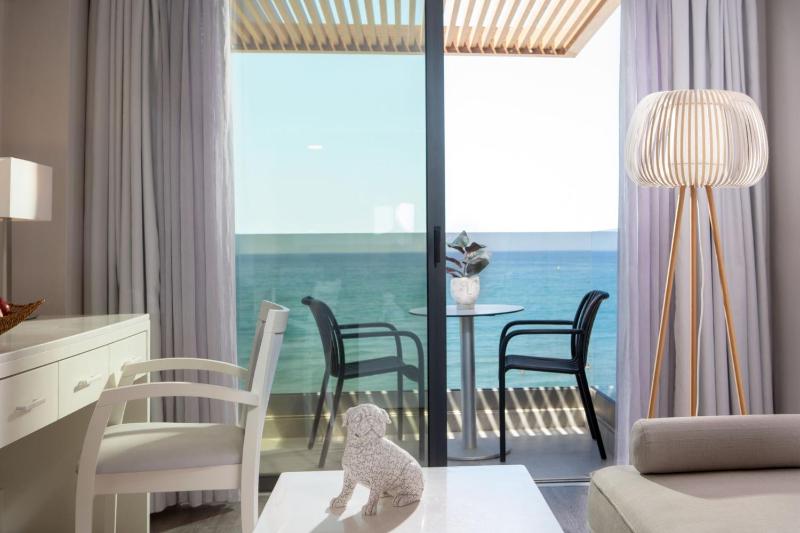 Deluxe One-Bedroom Suite with Sea View image 3