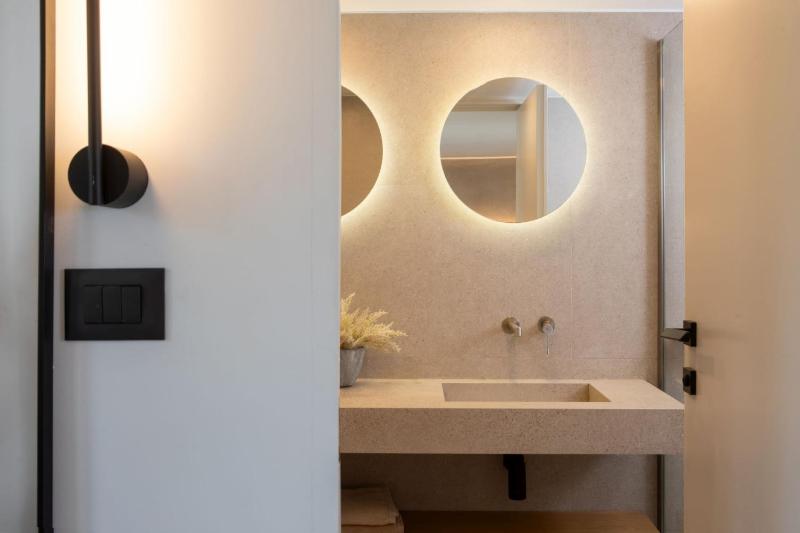 Superior Suite with City View image 2