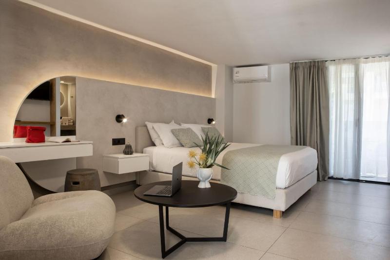 Superior Suite with City View image 3