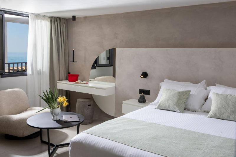 Superior Suite with City View image 1